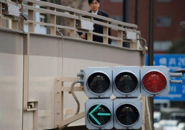 上周五,日本安倍政府批准了在全国交通信号上安装5g无线中继设备的